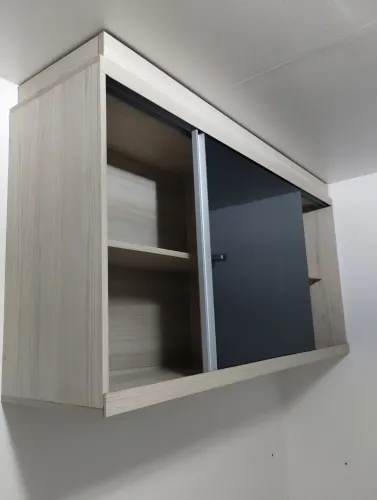 Armário de parede com 2 portas de correr medindo 1,45m x 0,70m x 0,30m