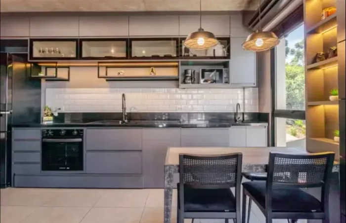 OPORTUNIDADE ÚNICA: APARTAMENTO 2 Q, C/ GARAGEM, MOBILIADO, COM AR-CONDICIONADO