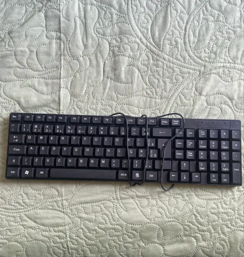 Teclado básico 50 Reais + frete ( alguem compra isso logo )
