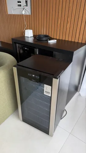 Adega Midea 34 Garrafas Preto - preço a negociar 