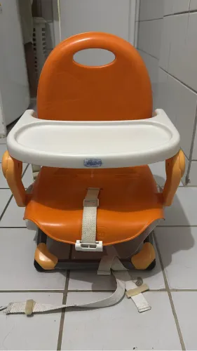 Cadeira Chicco de alimentação portátil cor laranja