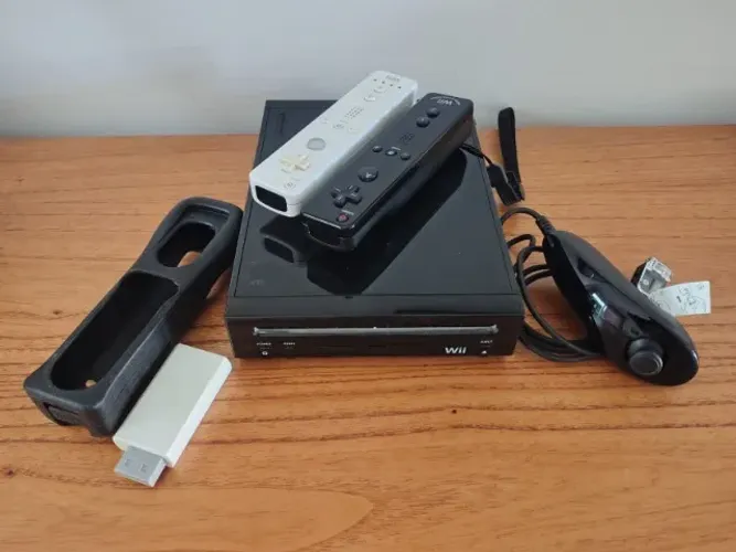 Nintendo Wi - com controles e 2 jogos