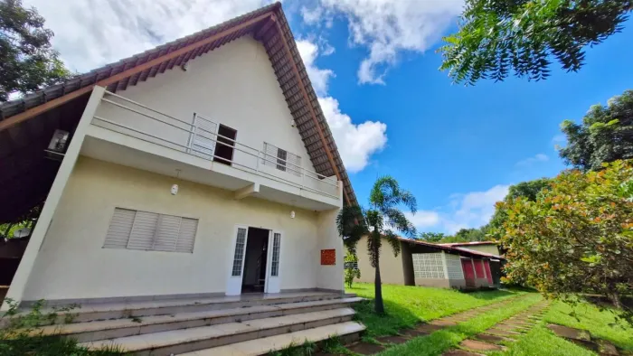 Chácara em Condomínio Fechado com 4 Quartos, Piscina e Amplo Terreno em Trindade (Próximo