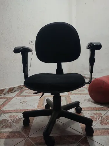 Cadeira de escritório semi nova