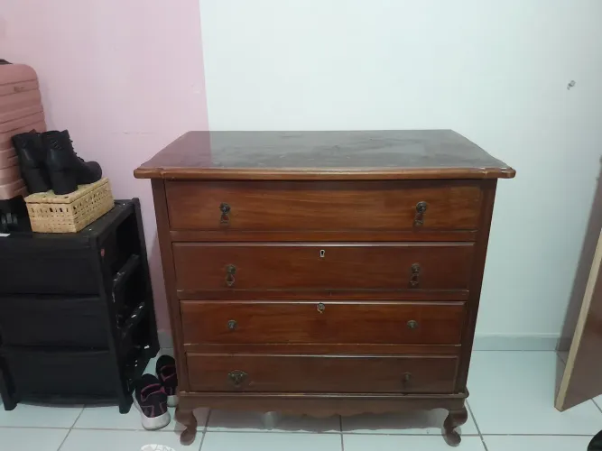 Vende-se cômoda de madeira maciça