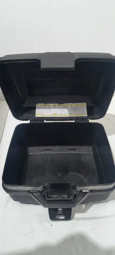 Baú Givi e suporte Scam