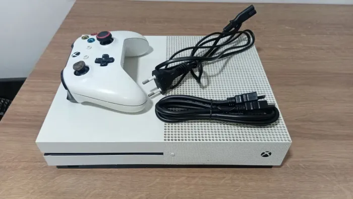 Xbox One S 500GB (avaria externa, e problemas no controle)