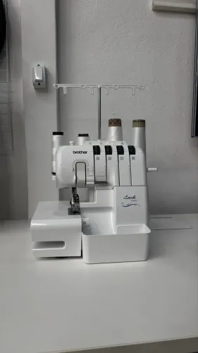 Máquina Overlock Brother Lock 2104D