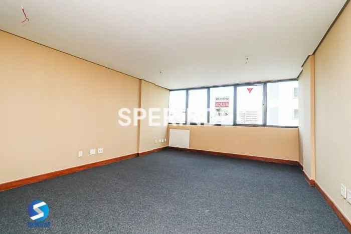 SALA COMERCIAL 37,44M² TRÊS FIGUEIRAS, banh. privativo, piso carpete,