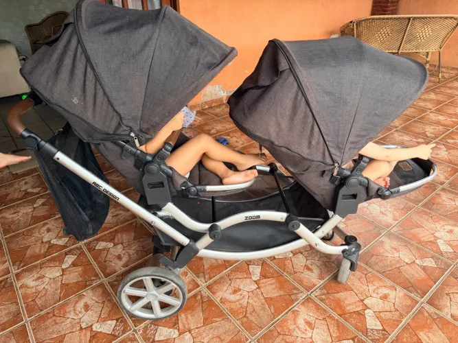 Carrinho de bebê gêmeos 