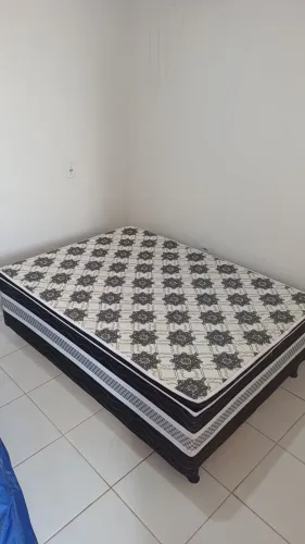 Cama de casal quase nova