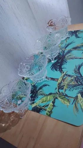 Louças de vidro para sobremesas em perfeito estado