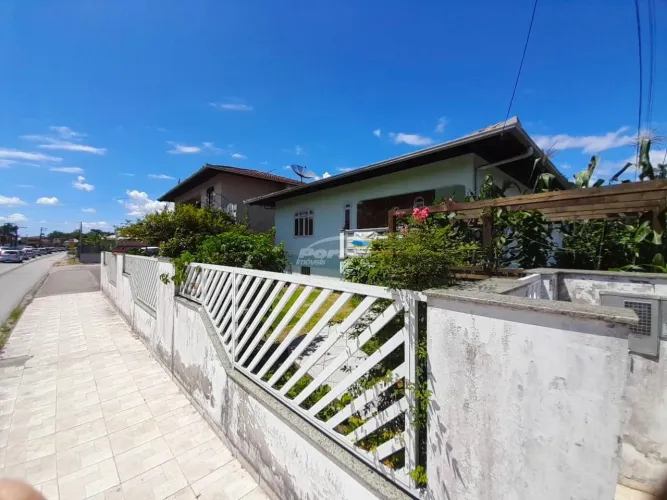 Casa semi mobiliada disponível para locação no bairro Coloninha Gaspar/SC.
