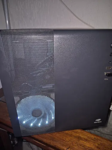 Gabinete com alguns hardwares
