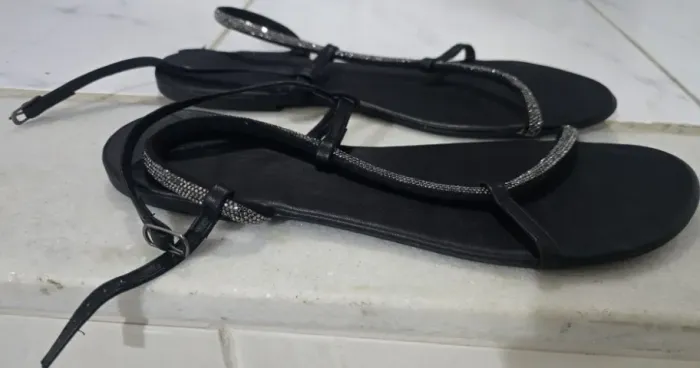 Sandália rasteirinha Sapatella preta detalhe strass cobra tamanho 40