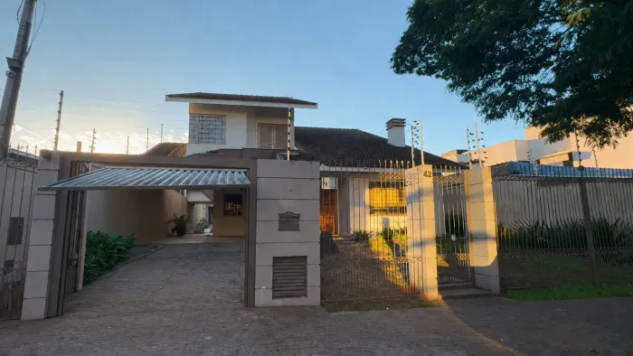 Sobrado de Alto Padrão com Piscina, Sauna, edícula, 4 Suítes e Área de Lazer Completa