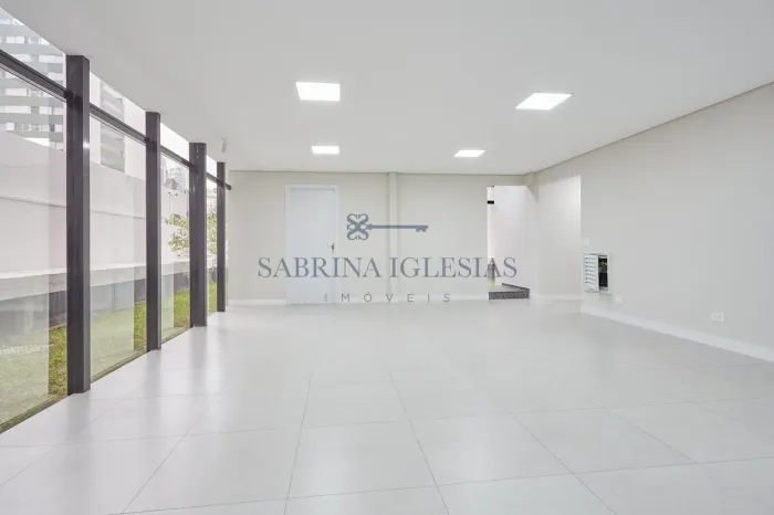 Loja corporativa com Mezanino para locação no Centro Cívico em Curitiba