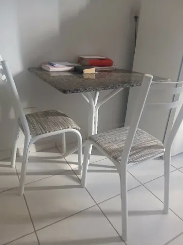 Mesa com tampo de granito com 4 cadeiras em perfeito estado R$ 450