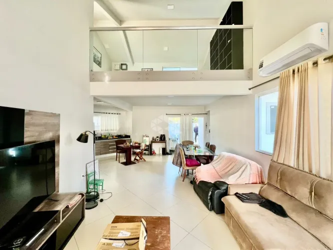 CASA EM CONDOMÍNIO COM 4 QUARTOS SENDO 1 SUÍTE 2 VAGAS DE GARAGEM PISCINA E CHURRASQUEIRA