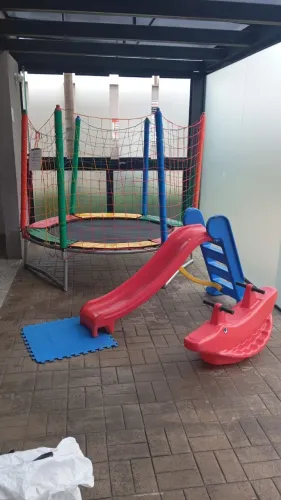 Cama elástica infantil locação