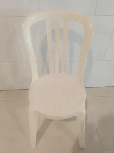 Cadeira Grosfillex pela metade do preço 