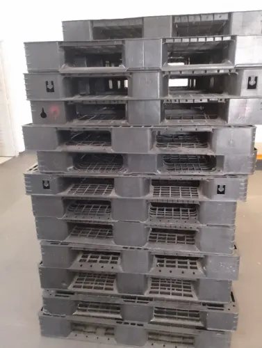Palete de plástico 1x1,20 tamanho padrão ( não baixo o preço, não insista).