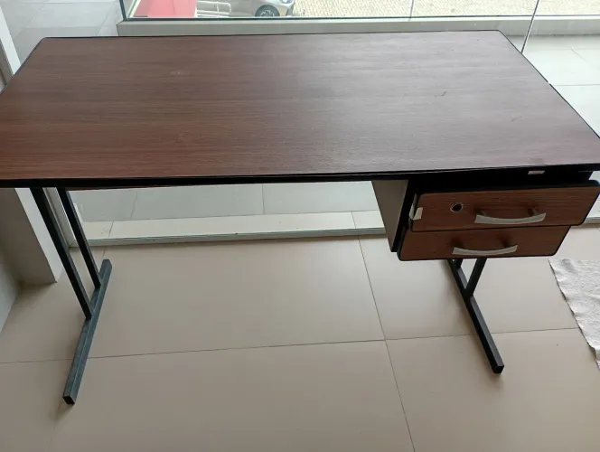 Mesa e cadeira para escritório