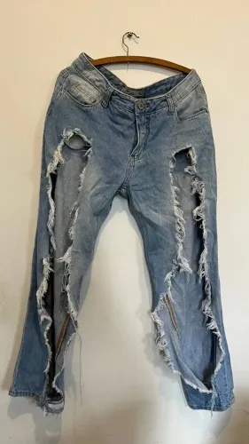 BRECHÓ - Calça jeans azul clara rasgada tamanho 42 pool jeans