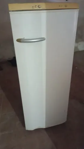Vendo geladeira , funcionando 180,00 ,não entrego..chamar no zap *