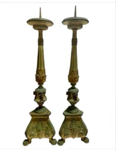 Par de tocheiros de metal e madeira para altar; medindo, 64 x 18 cm