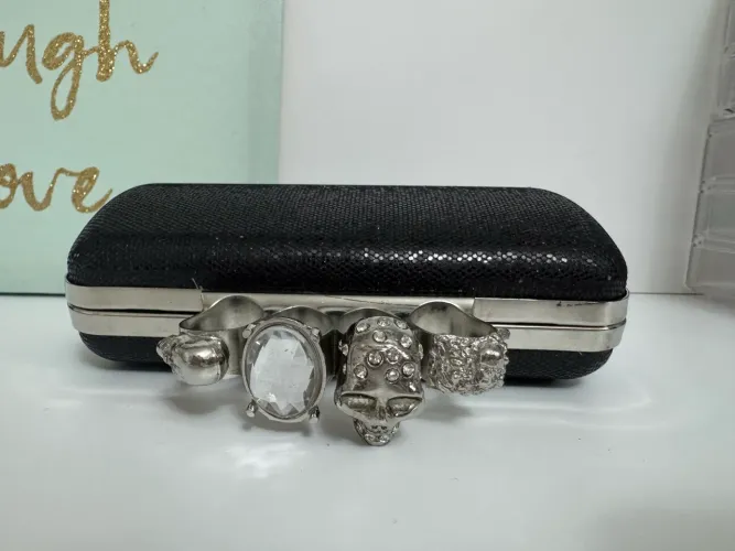Clutch preta caveira knuckle inspiração McQueen