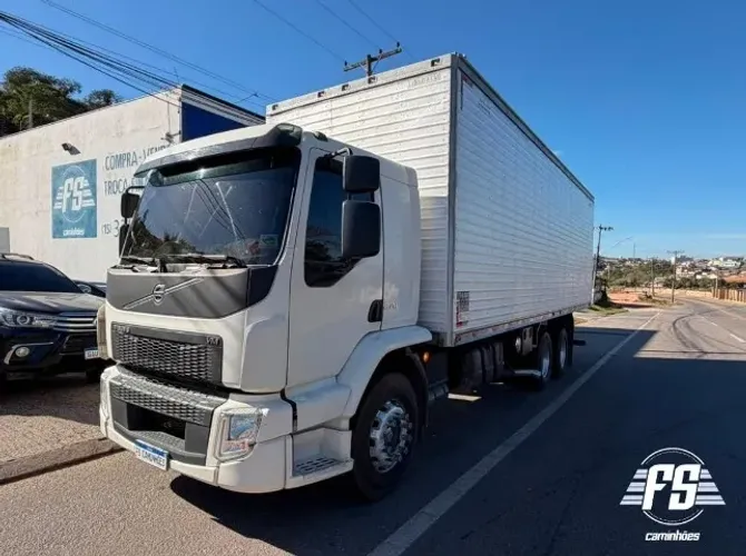 Volvo VM 270 6x2 baú