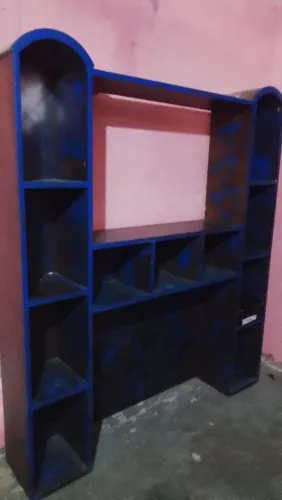 Vendo essa estante em ótima condições,  com pequena avaria