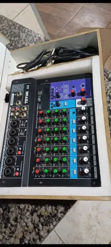 Mesa de som zerada 8 canais com efeitos