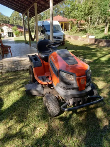 Vendo trator para corte de grama husqvarna .