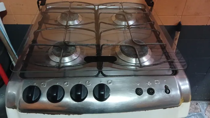 Vendo fogão  elétrico  4 bocas forno funcionando só  precisa rodar pino do botão!!!!