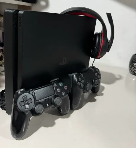 PS4 PlayStation 4 Slim - 2 controles + Headset Gamer (Aceito Cartões).