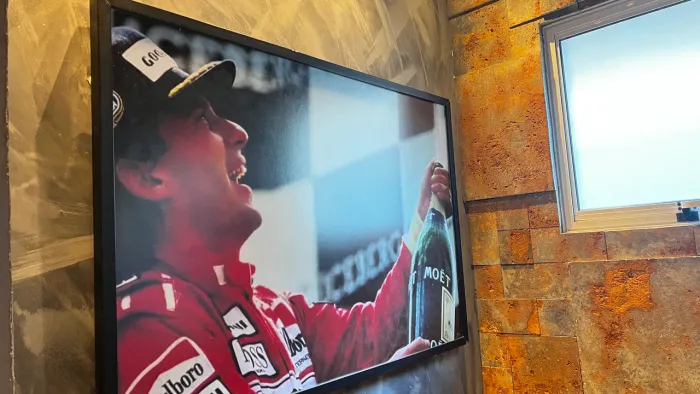 QUADRO AYRTON SENNA 1,00X1,00M | MOLDURA MDF + VIDRO | PEÇA IMPONENTE