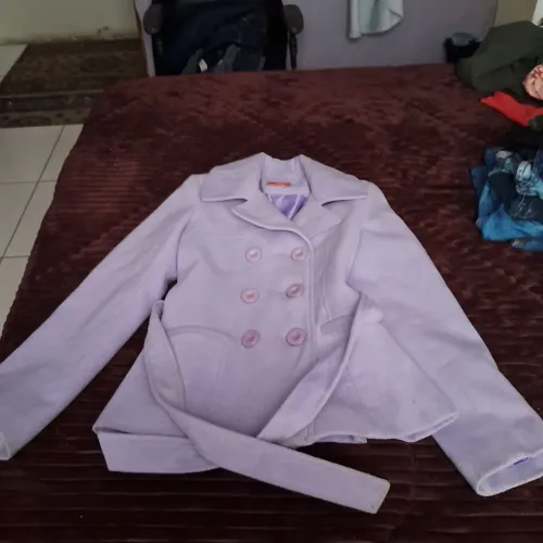 Vendo casaco lilás por 30 reais de lá batida e moletom snoop por 20 reais .