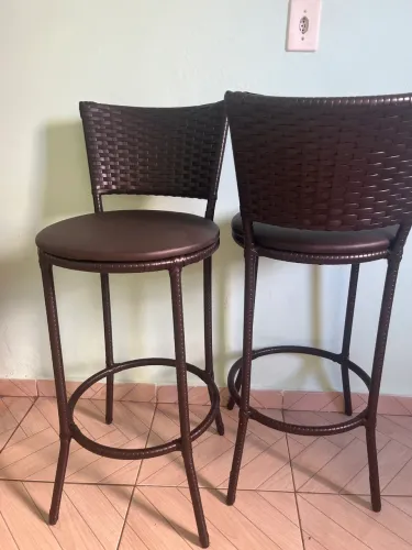 Vende-se 2,banquetas novas