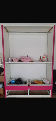 Arara de roupa com gaveteiros 