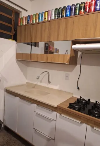 Cozinha modulada completa com bancada pia e cooktop