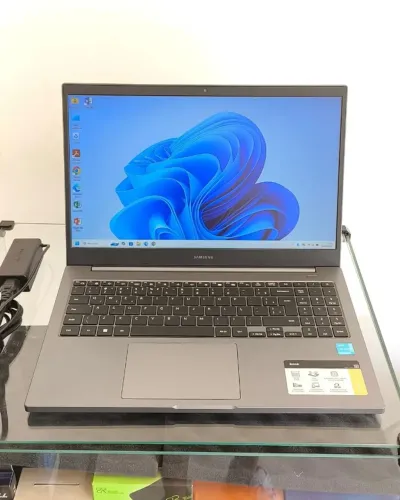 Samsung NP550XDA Notebook Celeron 6305 4GB RAM SSD 256GB Full HD 15,6"