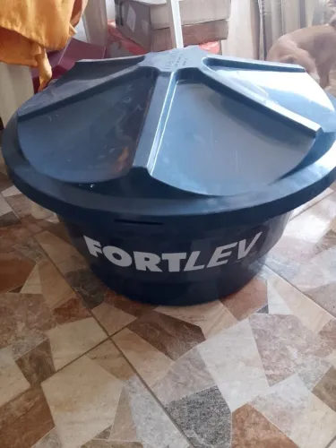 Vendo uma Caixa d'água de 150 ltrs Fortlev nova por 170 reais e um balancim por 70 reais