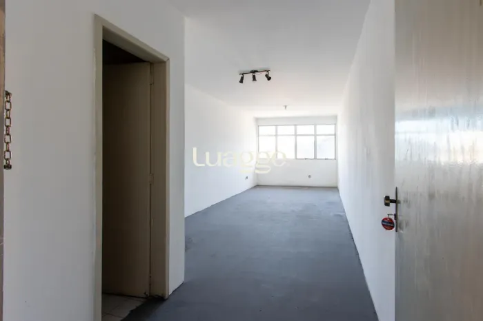 Sala comercial bem localizada, com aproximadamente 40m²