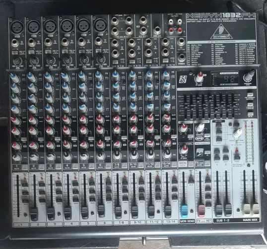 Vd mesa de som Behringer $300.00 ZAP *