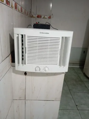 Ar condicionado de janela Eletrolux 7500 BTUs 127v