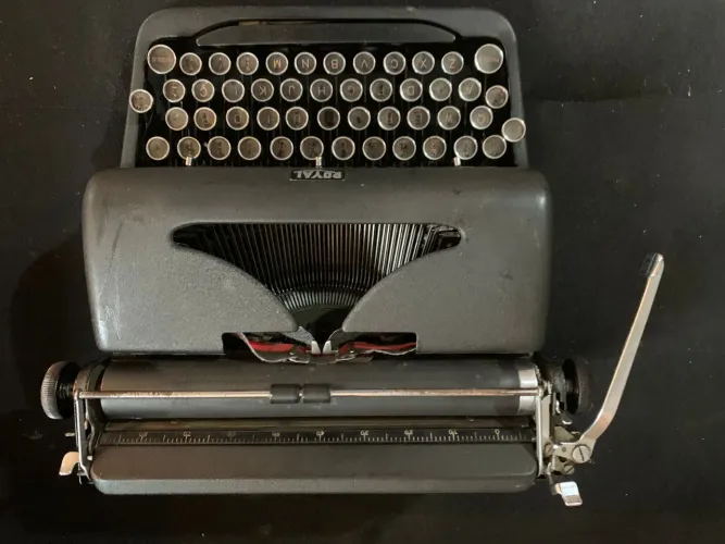 Máquina de escrever Royal Quiet De Luxe
