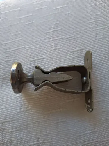 Fixador de porta /rodapé - de ferro