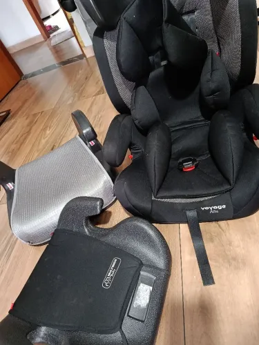 Cadeira de carro até 25 kilos, dois acentos .